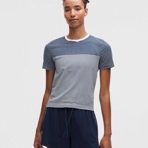 Lululemon Athletica Seamless Classic Fit Mariner Shirt! Women’s medium! Fitted.